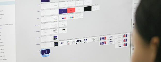 Una pared de wireframes impresos con el nuevo diseño de una tienda